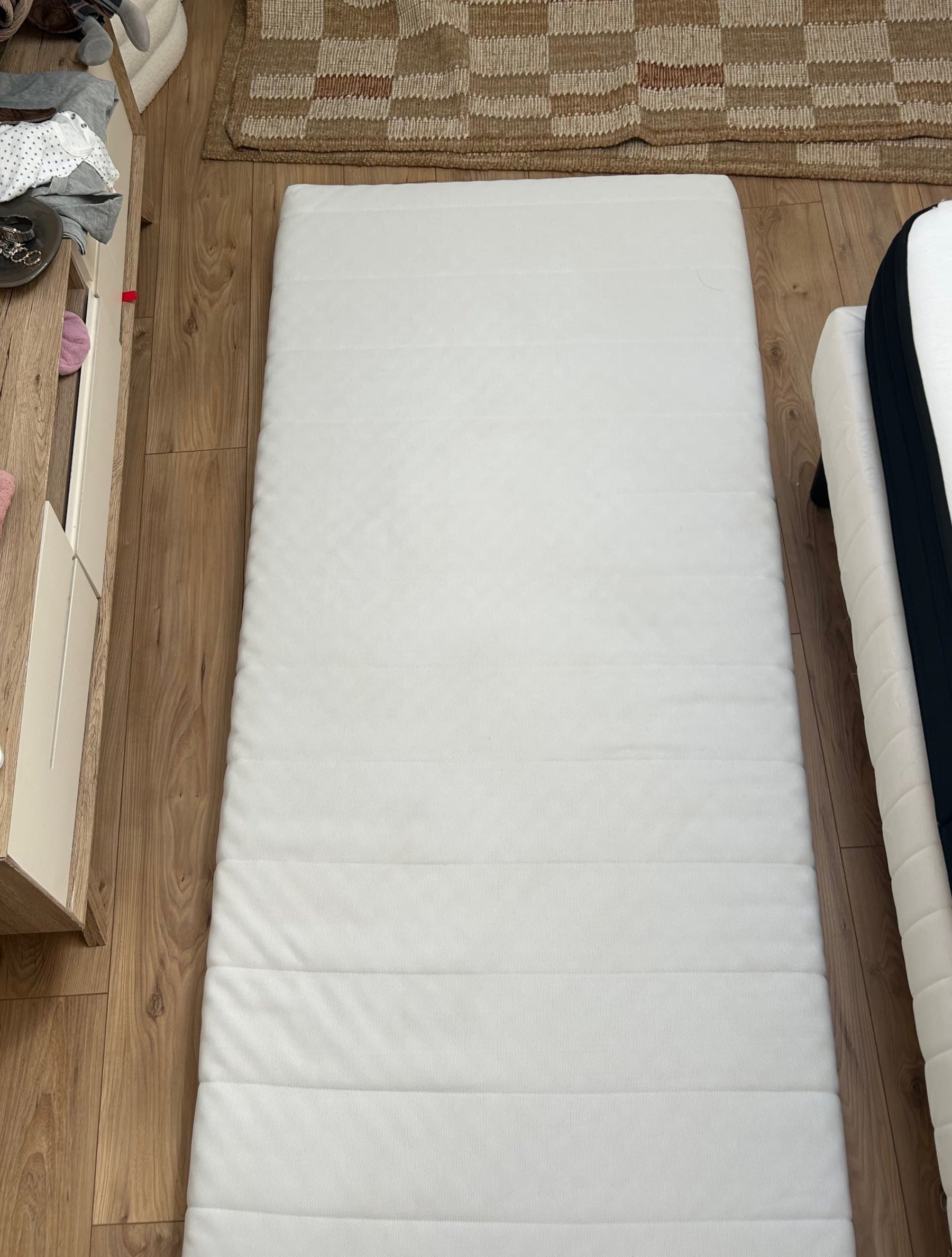 Le même matelas après nettoyage, auréole disparue