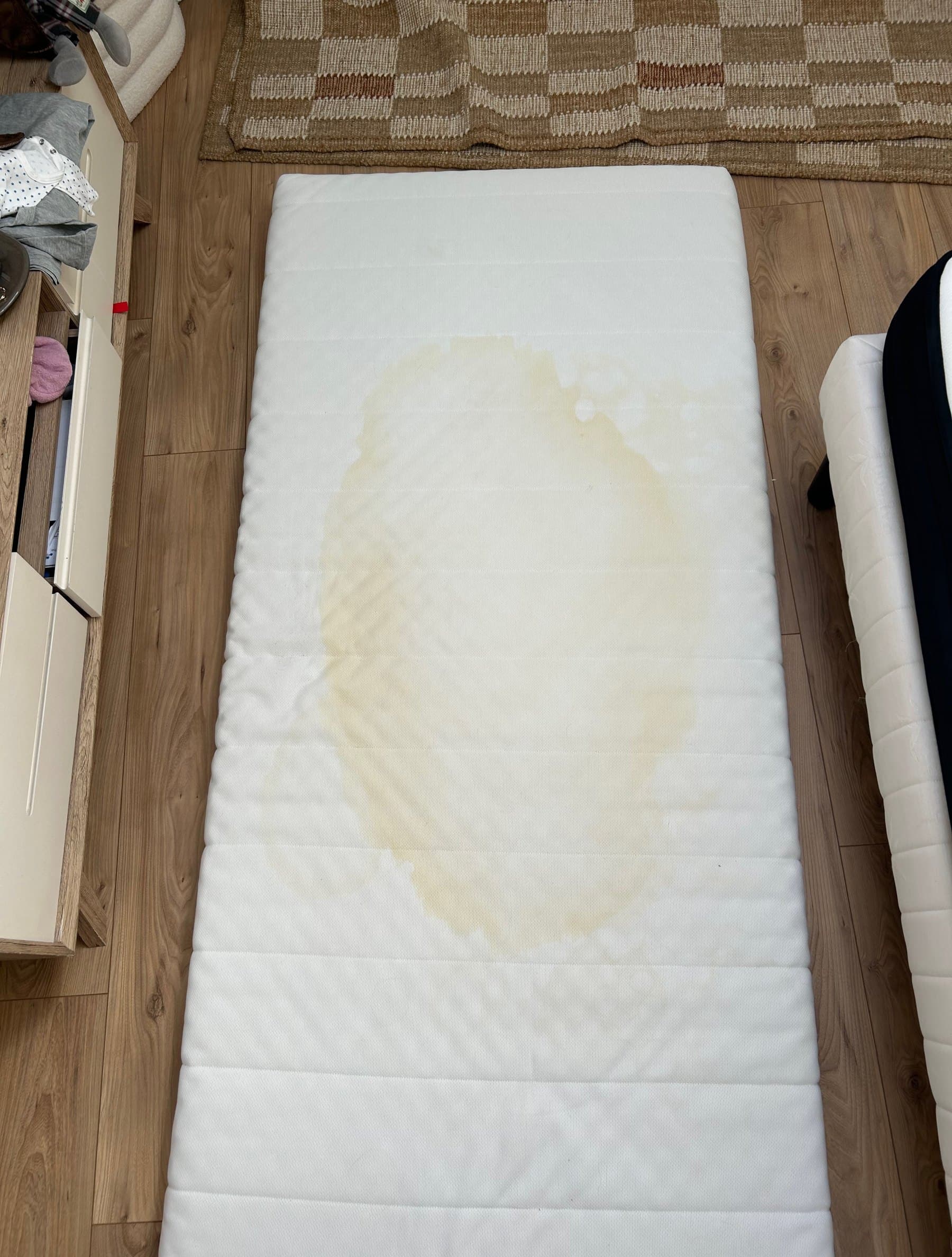 Matelas une place avant nettoyage, grande auréole jaune au centre